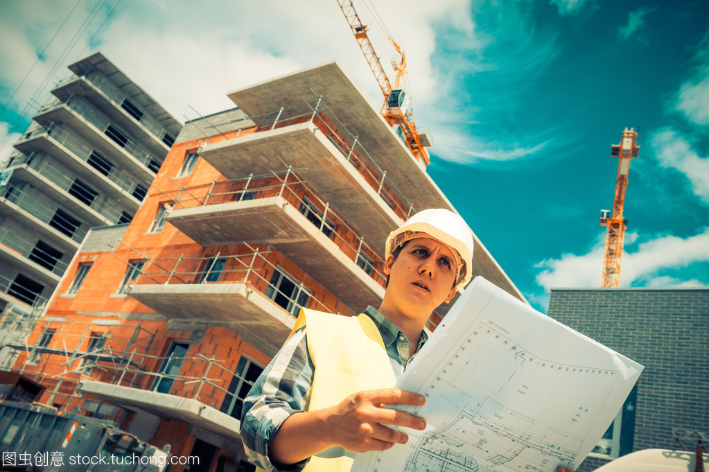 檢查站點(diǎn)上的建筑項(xiàng)目施工經(jīng)理